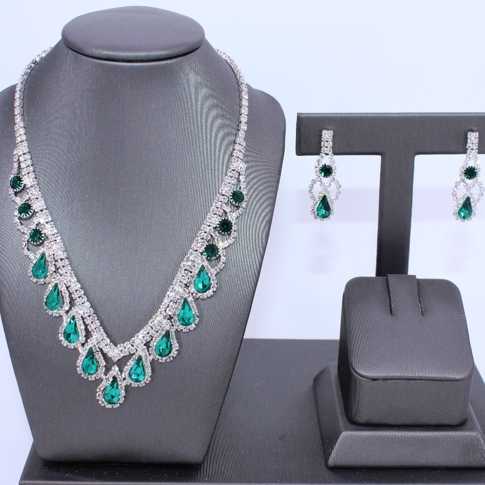 Beautiful Green crystal necklace and earring set